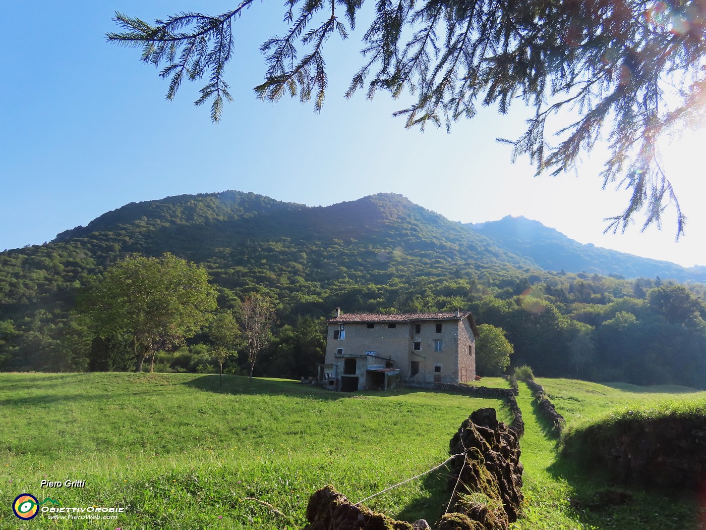 16 Splende il sole sui prati e sul boscoso Monte Suchello.JPG